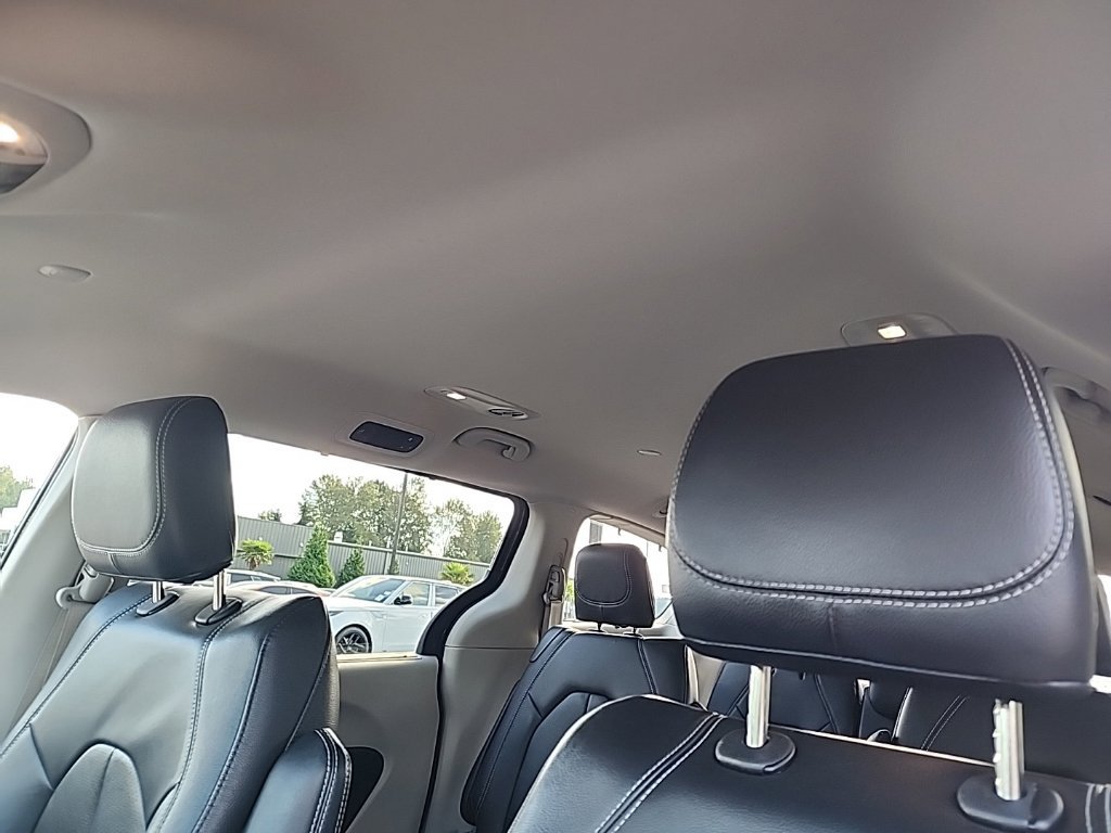 Used 2022 Chrysler Pacifica Touring-L FWD image 13