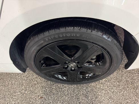 Used 2021 Toyota Prius XLE image 26