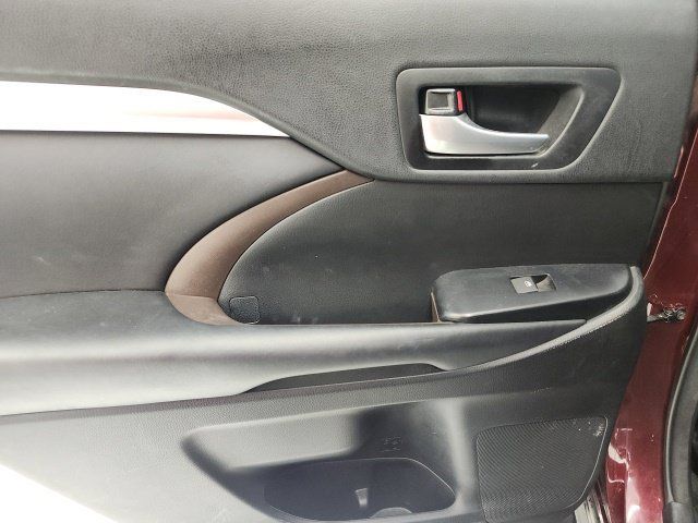 Certified 2018 Toyota Highlander XLE FWD image 8