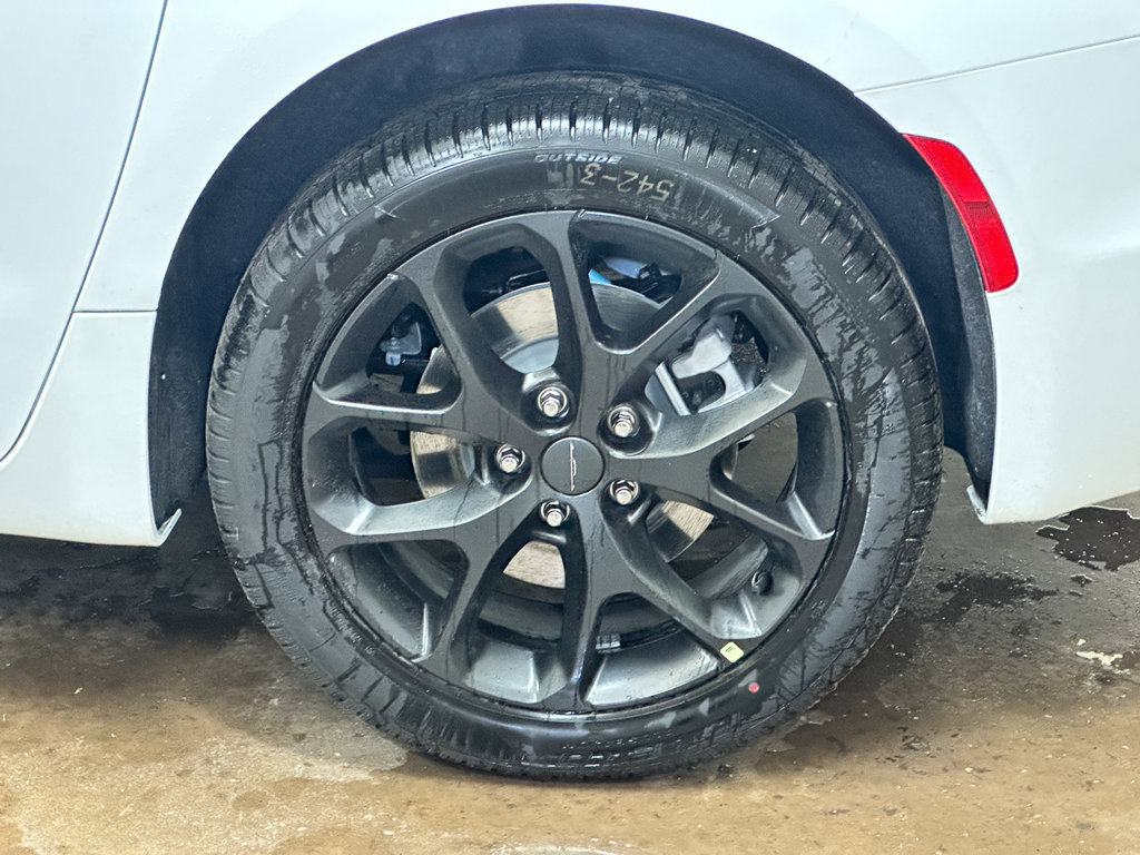 New 2027 Chrysler Pacifica Select AWD/4WD image 44