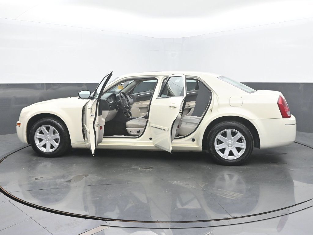 Used 2005 Chrysler 300 Touring w/ Sound Group RWD image 49
