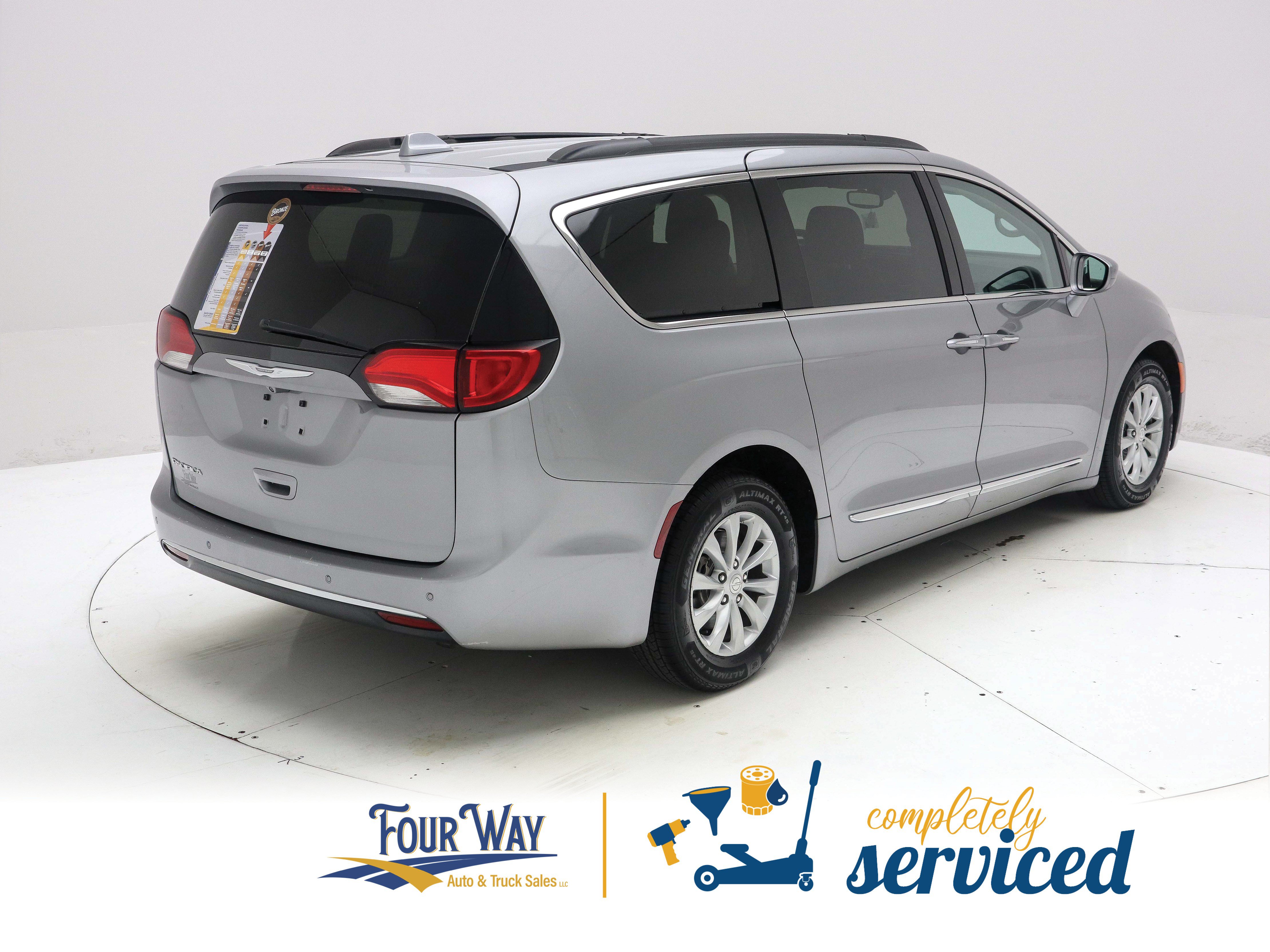 Used 2017 Chrysler Pacifica Touring-L FWD image 4