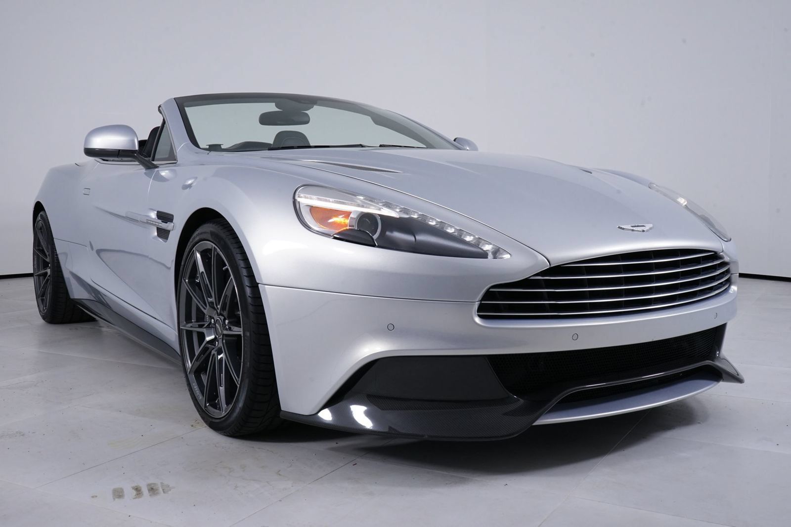 Used 2016 Aston Martin Vanquish Volante RWD image 16