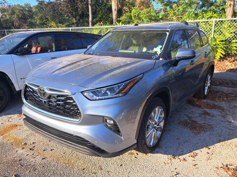 Used 2021 Toyota Highlander Limited image 3