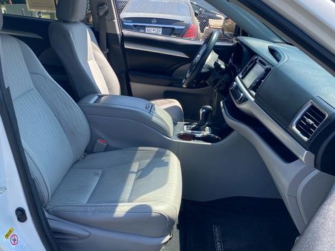 Used 2016 Toyota Highlander Plus AWD/4WD image 19
