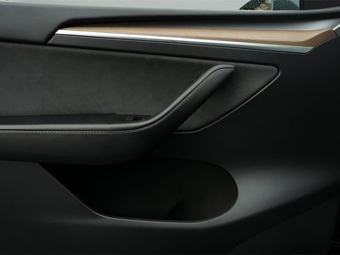 Used 2024 Tesla Model Y 2WD image 26