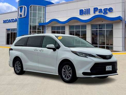 Used 2022 Toyota Sienna LE FWD image 1