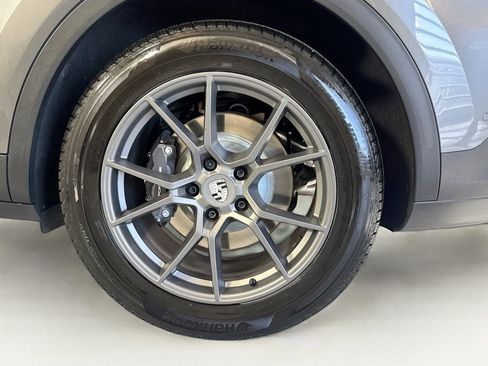 Used 2025 Porsche Cayenne image 25