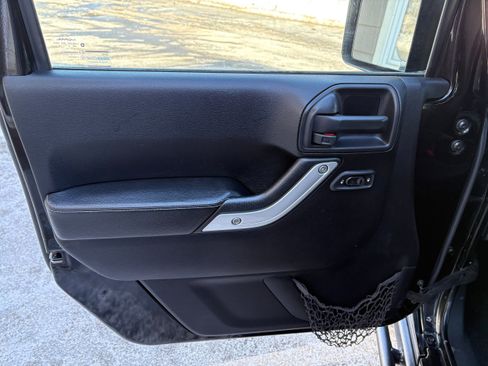 Used 2016 Jeep Wrangler Unlimited Rubicon AWD/4WD image 14