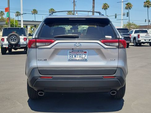 Used 2019 Toyota RAV4 XLE FWD image 6