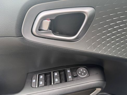 Used 2023 Kia Soul LX w/ LX Technology Package FWD image 12