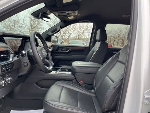 Used 2025 GMC Yukon XL Denali image 11