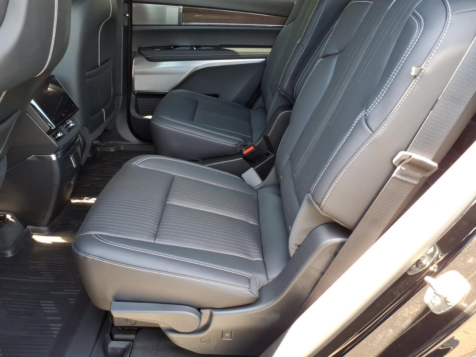 New 2027 Cadillac Vistiq Luxury w/ LPO, Floor Liner Package AWD/4WD image 12