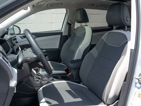 Used 2025 Volkswagen Taos SE w/ Panoramic Sunroof Package AWD/4WD image 5