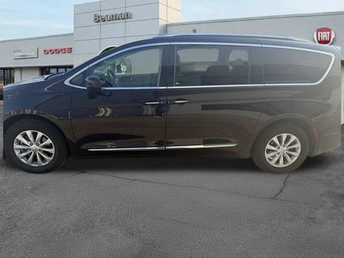 Used 2018 Chrysler Pacifica Touring-L FWD image 10