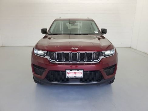 Used 2023 Jeep Grand Cherokee Laredo image 3