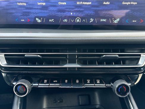 Used 2025 Chevrolet Traverse LT image 23