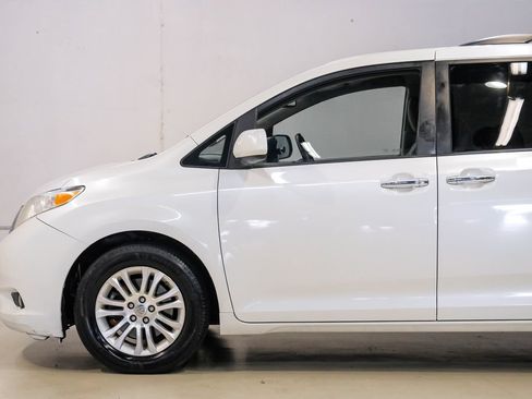 Used 2016 Toyota Sienna XLE w/ XLE Navigation Package FWD image 16