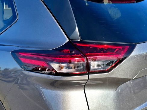 Used 2024 Nissan Rogue SV image 27