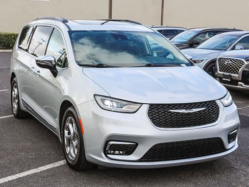 Used 2023 Chrysler Pacifica Limited image 3