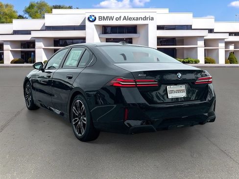 Used 2026 BMW 530i xDrive w/ M Sport Package AWD/4WD image 5