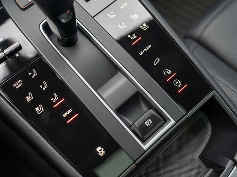 Certified 2025 Porsche Macan image 20