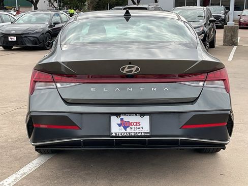 Used 2025 Hyundai Elantra SEL image 6