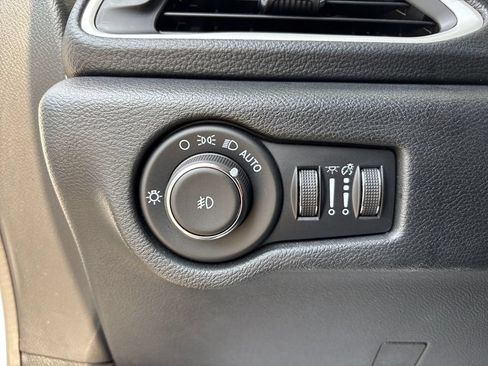Used 2025 Chrysler Pacifica Select FWD image 31