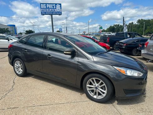 Used 2016 Ford Focus SE w/ SE Winter Package FWD image 1
