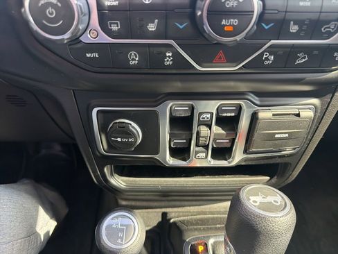 Used 2020 Jeep Wrangler Unlimited Sahara w/ Dual Top Group AWD/4WD image 17
