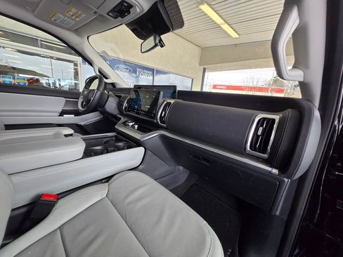 Used 2025 Ford Expedition Platinum image 28