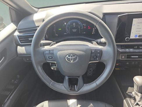 Used 2025 Toyota Camry SE image 12