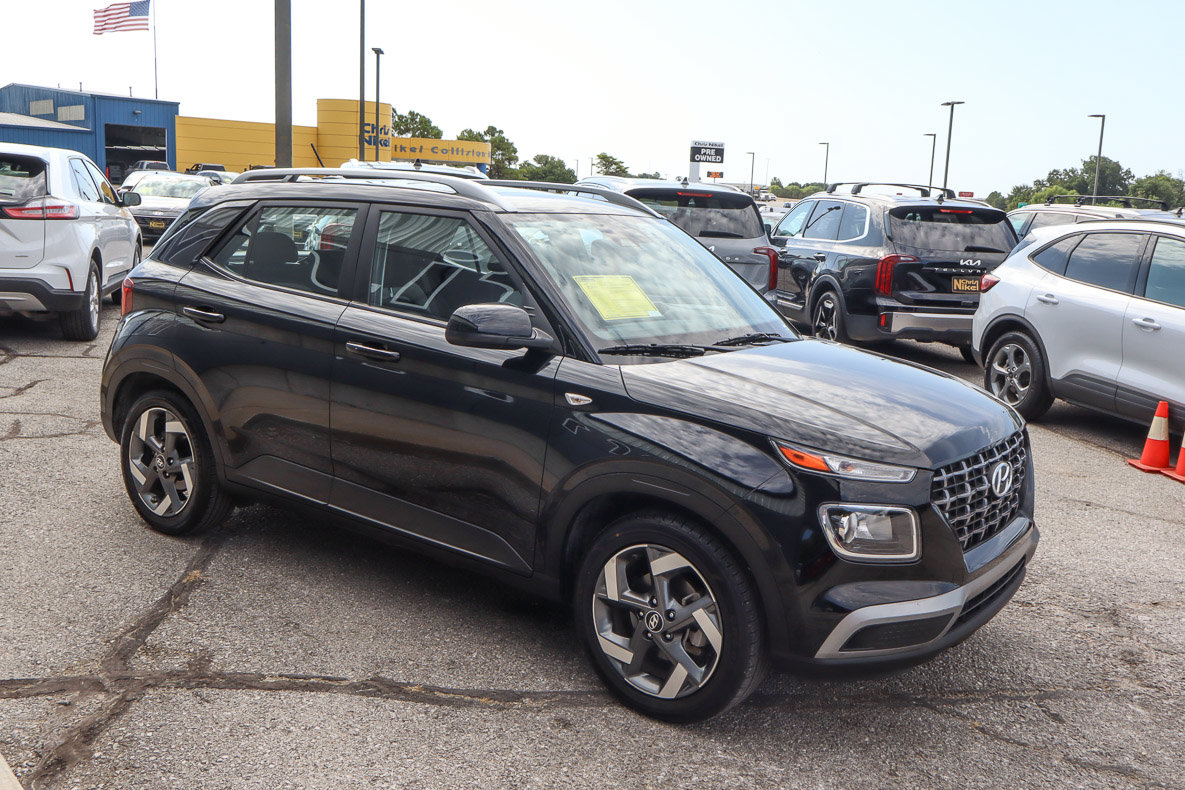 Used 2025 Hyundai Venue SEL FWD image 3