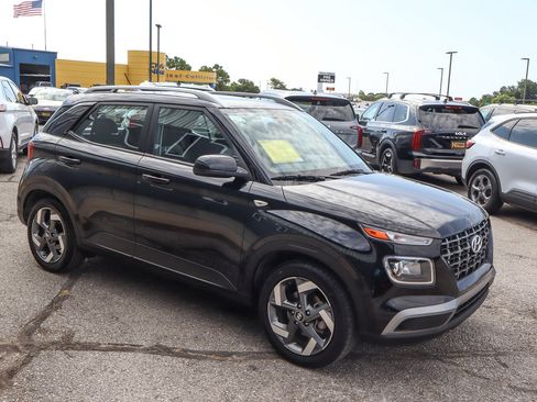 Used 2025 Hyundai Venue SEL FWD image 3