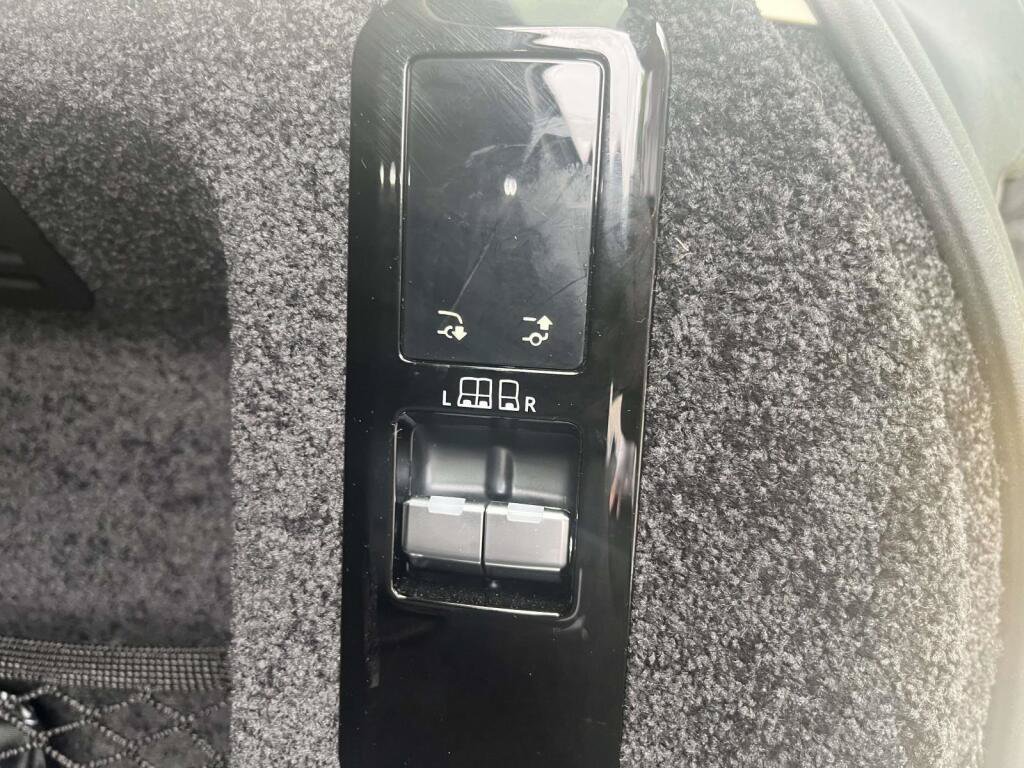 Used 2025 Land Rover Range Rover SE AWD/4WD image 17