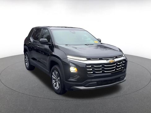 Used 2025 Chevrolet Equinox LT image 2