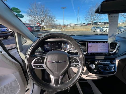 Used 2022 Chrysler Pacifica Touring-L w/ Uconnect Theater Family Group image 39