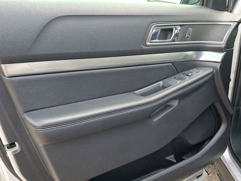 Used 2019 Ford Explorer XLT w/ Equipment Group 202A AWD/4WD image 15