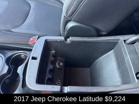 Used 2017 Jeep Cherokee Latitude FWD image 30