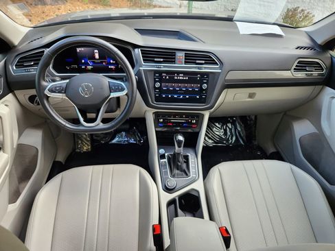 Certified 2023 Volkswagen Tiguan SE w/ Panoramic Sunroof Package image 11