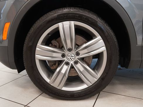 Used 2018 Volkswagen Tiguan SEL Premium w/ 3rd Row Seat Package AWD/4WD image 17
