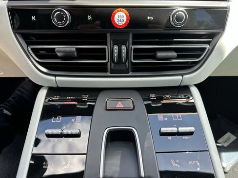 Used 2026 Porsche Macan AWD/4WD image 29