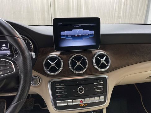 Used 2018 Mercedes-Benz GLA 250 4MATIC w/ Premium Package image 12