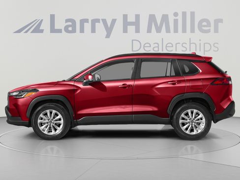 Used 2022 Toyota Corolla Cross LE w/ Moonroof Package AWD/4WD image 3