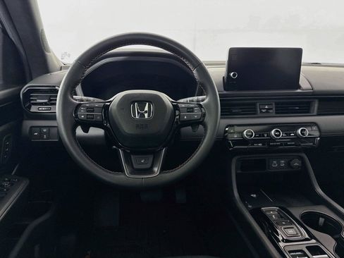Used 2025 Honda Pilot TrailSport image 31