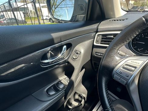 Used 2016 Nissan Rogue SL AWD/4WD image 16