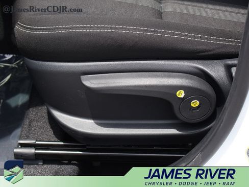 Used 2025 Hyundai Venue SEL FWD image 25