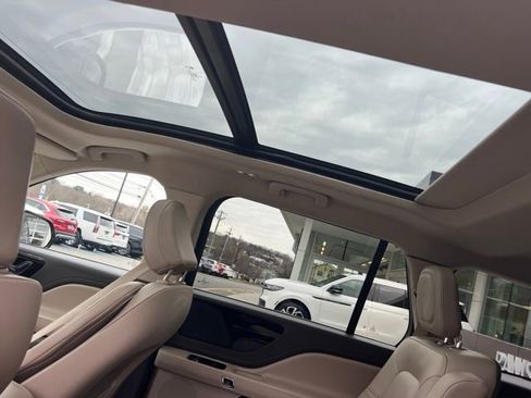 Used 2023 Lincoln Aviator AWD w/ Premium Package image 14