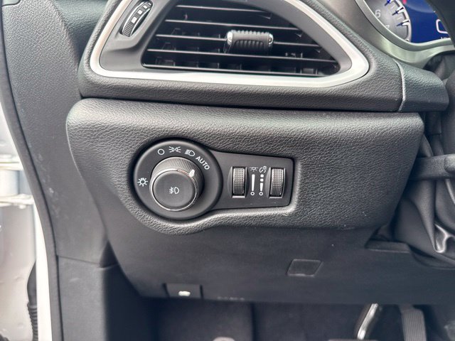 Used 2025 Chrysler Pacifica Select FWD image 15