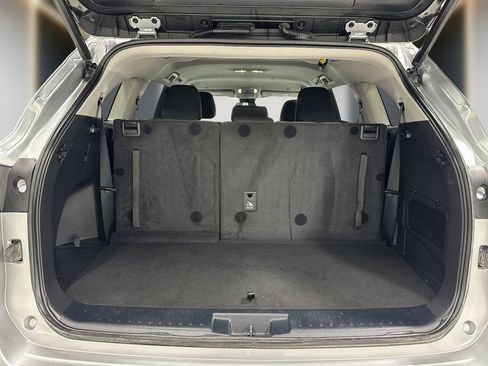 Used 2023 Toyota Highlander LE FWD image 11